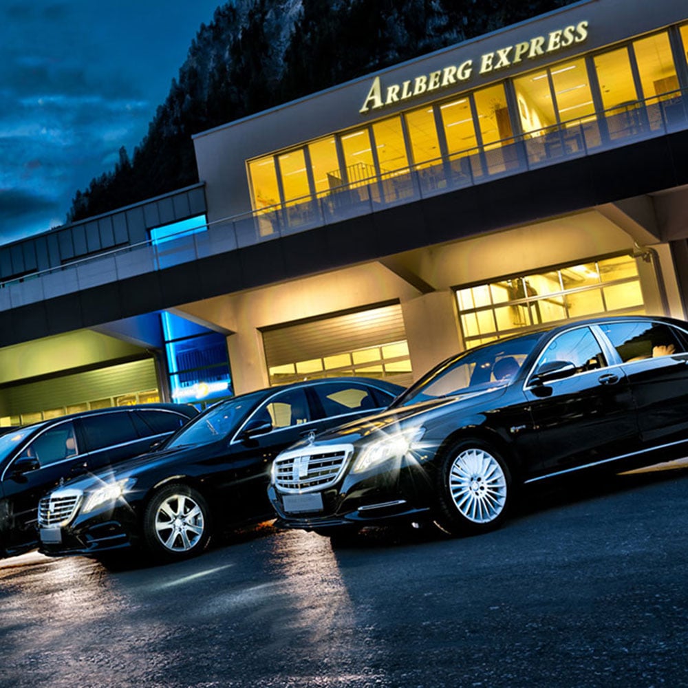 autos nachts vor gebaeude arlberg express
